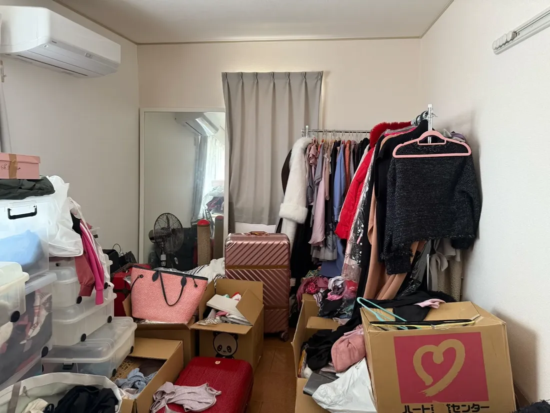 衣裳部屋の作業前。服・鞄・段ボールで床が見えない