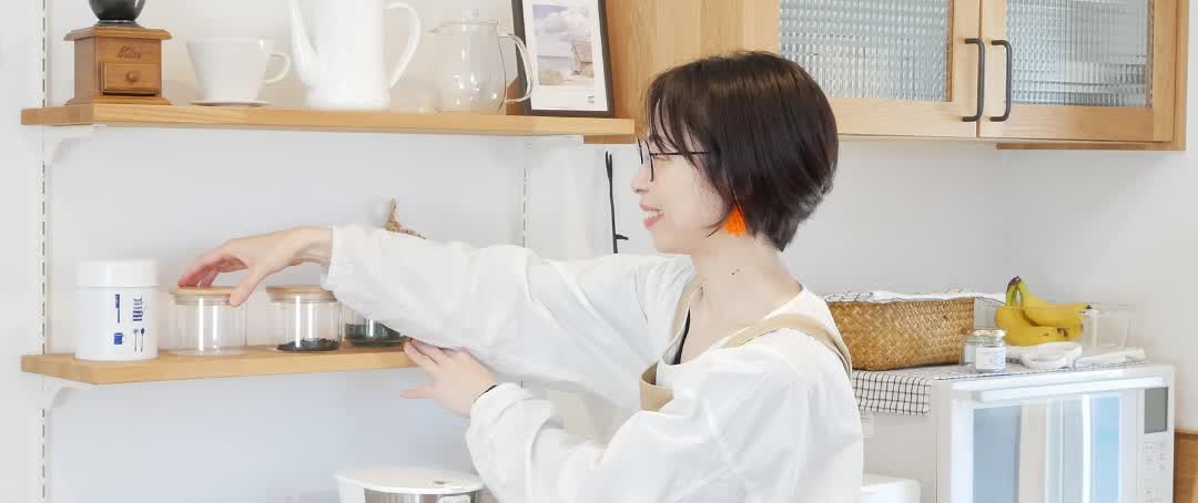 キッチンの収納棚を整えるいわたまきこ